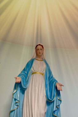 Güzeller güzeli Meryem Ana 'nın Tayland' daki kilisede bulunan güzel heykelinin yakın çekimi. seçici odak.