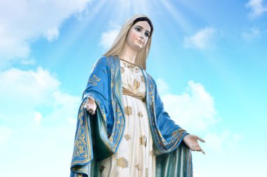 Zarif Bakire Meryem 'in heykeli Parlak Mavi Gökyüzü ve soyut renkli arka plan ve Tayland' daki duvar kağıtlarıyla dolu güzel bulutlar..