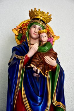 Bakire Meryem 'in Bakire İsa' yla birlikte Tayland 'daki kilisedeki daimi yardım heykeli. seçici odak