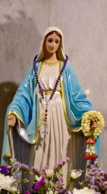 Güzeller güzeli Meryem Ana 'nın Tayland' daki kilisede bulunan güzel heykelinin yakın çekimi. seçici odak.