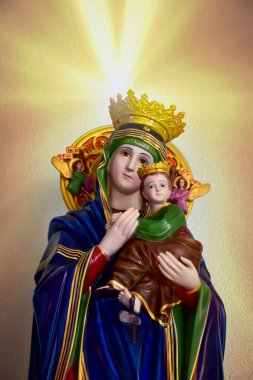 Bakire Meryem 'in Bakire İsa' yla birlikte Tayland 'daki kilisedeki daimi yardım heykeli. seçici odak