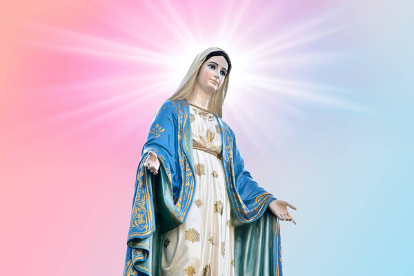 Крупный план статуи Девы Марии Девы Марии с красивым Небом Пастель с абстрактным цветным фоном и обои в сладком цвете в Таиланде.