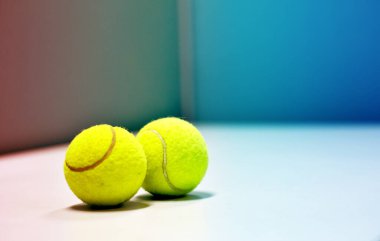 Bir tenis raketi ve tenis topu Tayland 'da tenis kortunun arka planına yerleştirilir..