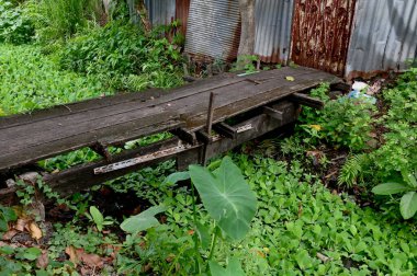 Kanal üzerindeki Tahta Köprü 'nün yakınına. Tayland' da park halindeki doğal bir geçmişi var..