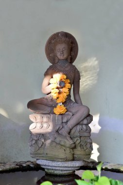 BANGKOK, THAILAND: 14 Nisan 2025 - Tayland, Bangkok 'taki Budist tapınaklarında bulunan Renkli Buda Heykeli. Müminlerin saygısı için buraya gelmeleri gerekir..