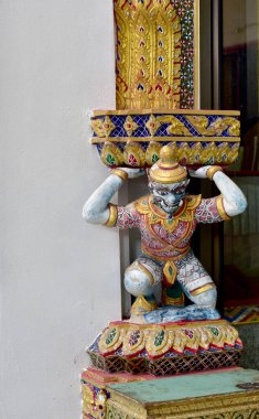 Tayland 'daki bir Budist tapınağının içinde dev bir Tayland çimento heykeli var..