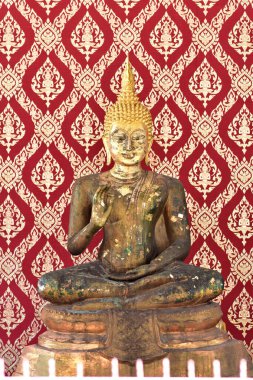 BANGKOK, THAILAND: 14 Nisan 2025 - Tayland, Bangkok 'taki Budist tapınaklarında bulunan Renkli Buda Heykeli. Müminlerin saygısı için buraya gelmeleri gerekir..