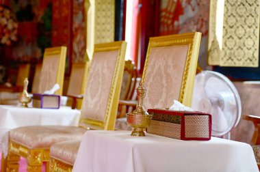 BANGKOK, THAILAND: 14 Nisan 2025 - Çakıl taşları için Altın Pirinç döküm kavanozuna yakın çekim Tayland Tayland 'daki Tayland Tapınağı' nda Budizm inancı, Seçici Odak.