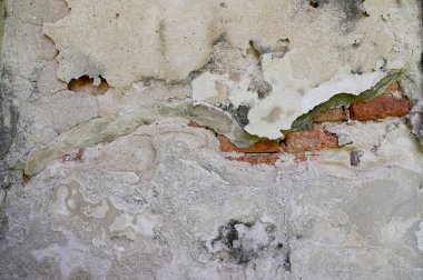 Beton bir binanın eski çatlak duvarı. Kırmızı tuğla duvarın bir kısmı Tayland 'da terk edilmiş..