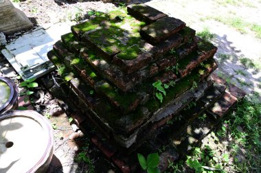 Terk edilmiş eski bir tapınağın parçası. Sadece tuğlalar ve çimento kalmıştı. Uzun zamandır Tayland 'ın arka planında terk edilmişti..