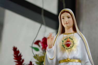 Tayland 'daki kilisedeki Meryem Anıtı' nı kapatın. seçici odak.