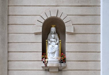 Tayland 'da mermer duvar arka planına sahip Katolik kilisesinde Meryem Anıtı ile Çocuk İsa' nın yakın çekimi. seçici odak.