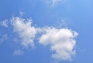 Beyaz bulutlu mavi gökyüzü. Güzel gökyüzü arkaplanı ve duvar kağıdı. Açık bir gün ve güzel bir sabah..