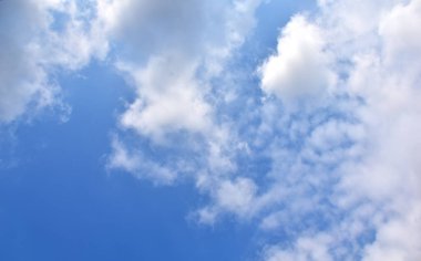 Beyaz bulutlu mavi gökyüzü. Güzel gökyüzü arkaplanı ve duvar kağıdı. Açık bir gün ve güzel bir sabah..