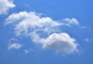 Beyaz bulutlu mavi gökyüzü. Güzel gökyüzü arkaplanı ve duvar kağıdı. Açık bir gün ve güzel bir sabah..