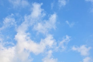 Beyaz bulutlu mavi gökyüzü. Güzel gökyüzü arkaplanı ve duvar kağıdı. Açık bir gün ve güzel bir sabah..