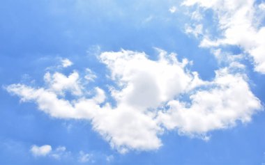 Beyaz bulutlu mavi gökyüzü. Güzel gökyüzü arkaplanı ve duvar kağıdı. Açık bir gün ve güzel bir sabah..