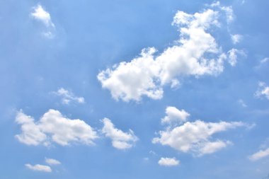 Beyaz bulutlu mavi gökyüzü. Güzel gökyüzü arkaplanı ve duvar kağıdı. Açık bir gün ve güzel bir sabah..