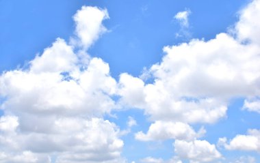 Beyaz bulutlu mavi gökyüzü. Güzel gökyüzü arkaplanı ve duvar kağıdı. Açık bir gün ve güzel bir sabah..