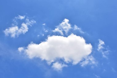 Beyaz bulutlu mavi gökyüzü. Güzel gökyüzü arkaplanı ve duvar kağıdı. Açık bir gün ve güzel bir sabah..