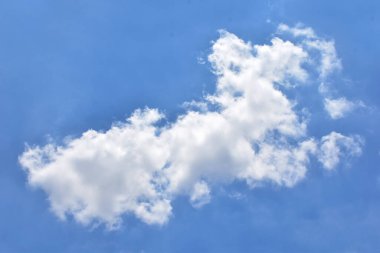 Beyaz bulutlu mavi gökyüzü. Güzel gökyüzü arkaplanı ve duvar kağıdı. Açık bir gün ve güzel bir sabah..