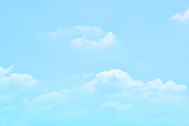 Beyaz bulutlu mavi gökyüzü. Güzel gökyüzü arkaplanı ve duvar kağıdı. Açık bir gün ve güzel bir sabah..