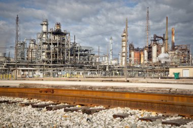 Port Arthur, Texas USA, TEXAS - 30 Mart 2024: Teksas 'ta petrol sanayii ve yarı kamyon