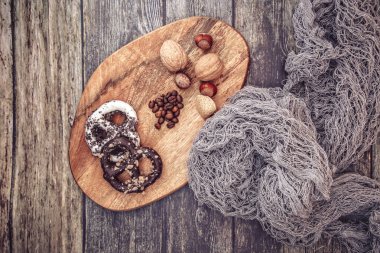 Çikolata kaplı krakerler ahşap arka planda fındıklı.