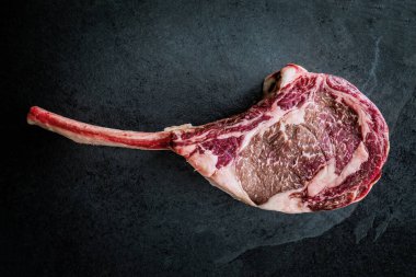 Arka planda Wagyu tomahawk bifteği 