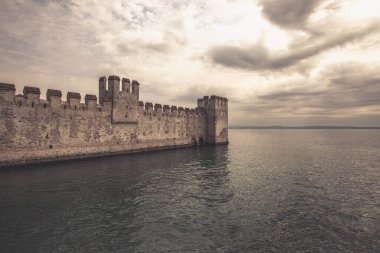 İtalya 'daki Garda Gölü' ndeki Scaligero kalesi.