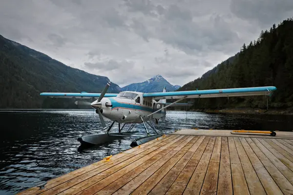 Alaska Fiyortlarında Iskelede Bir Yüzen Uçak - Stok İmaj