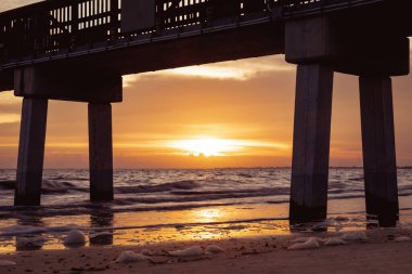 Fort Myers Sahili 'nin arkasında gün batımı, Florida ABD