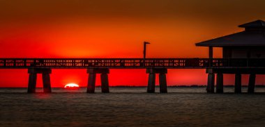 Fort Myers Sahili 'nin arkasında gün batımı, Florida ABD