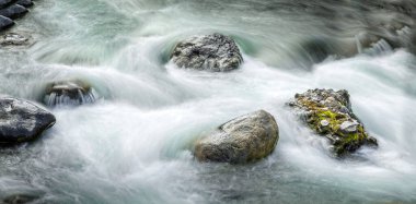 Yellowstone Ulusal Parkı 'ndaki kayaların etrafındaki tatlı su akıntısı.