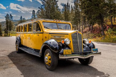 !6 Eylül 2019 - Yellowstone Ulusal Parkı: Yellowstone Ulusal Parkı 'ndaki Ulusal Park Hizmetleri' nin Retro gezisi otobüsü