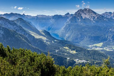 Kralların gölüne (Koenigssee) ve Bavyera Alplerine bakın