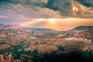 Bryce Kanyonu Ulusal Parkı üzerinde dramatik bir gökyüzü ile gün doğumu