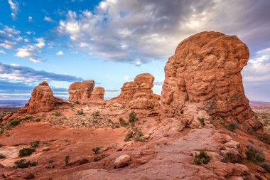 Arches Ulusal Parkı, Utah ABD 'de Kızıl Kaya oluşumları