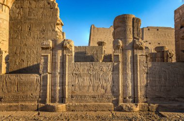 Edfu tapınağının duvarları ve sütunları.