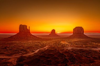 Anıt Vadisi 'nde popoların arkasında gün doğumu