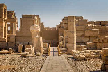 Karnak, Lüksemburg 'da heykeli olan bir tapınağın girişi.