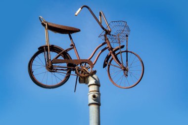 Bir direkte paslı eski bir bisiklet