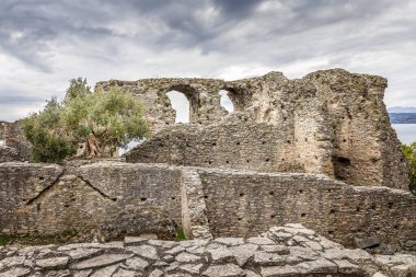Catullus 'un Grottoes' u, İtalya 'nın Garda Gölü' nde Sirmione 'nin ucunda eski bir Roma villasının arkeolojik kazı alanı.
