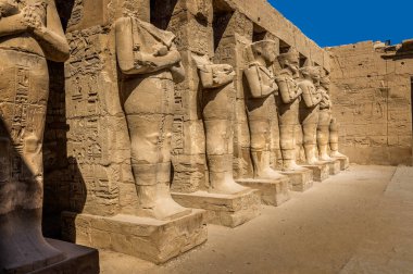 Karnak tapınağının önündeki Ramses heykelleri, Luxor Mısır