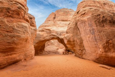 Utah, ABD 'deki Arches Ulusal Parkı' ndaki kum tepesi kemeri.