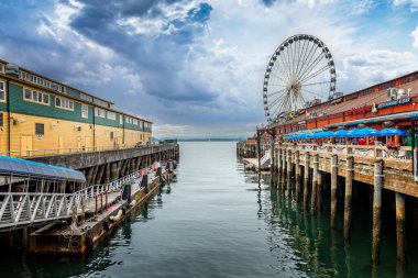 Seattle, WA - 7 Temmuz 2021, Seattle rıhtımı dönme dolap ve iskele manzaralı
