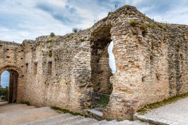Catullus 'un Grottoes' u, İtalya 'nın Garda Gölü' nde Sirmione 'nin ucunda eski bir Roma villasının arkeolojik kazı alanı.