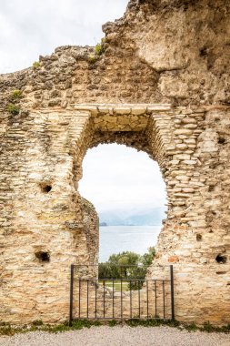 Catullus 'un Grottoes' u, İtalya 'nın Garda Gölü' nde Sirmione 'nin ucunda eski bir Roma villasının arkeolojik kazı alanı.