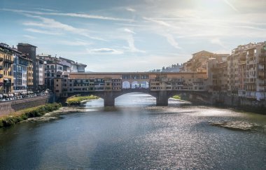 Arno nehri üzerindeki Ponte Vecchio, İtalya