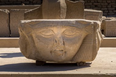 Hathor 'un Mısır, Qena' daki Dendera Tapınağı 'ndaki heykeli.